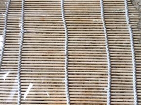 准备好寿司帘子，上面铺上保鲜膜；