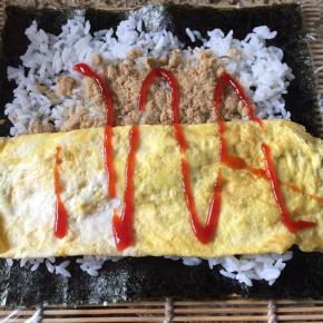 再放上鸡蛋皮，挤上番茄酱；