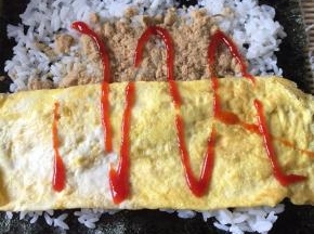 再放上鸡蛋皮，挤上番茄酱；