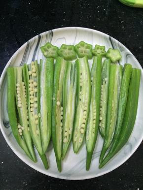 取出，将秋葵对半切摆盘，