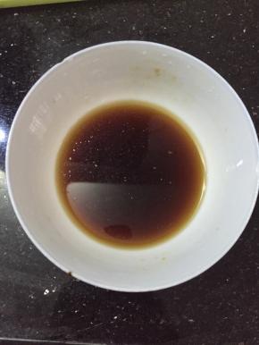 蚝油，生抽，糖放入碗中，加入适量清水，调成酱汁。