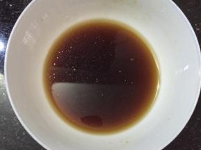 蚝油，生抽，糖放入碗中，加入适量清水，调成酱汁。