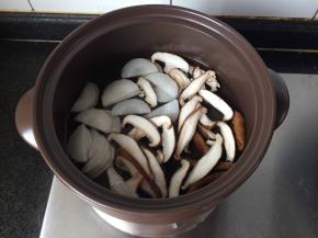 砂锅添适量水，放入香菇片、萝卜片，中火煮。