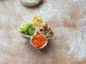 分别放入四种馅料。