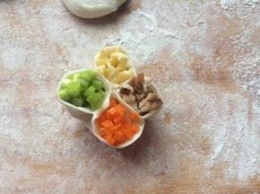 分别放入四种馅料。