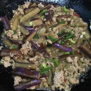 翻炒均匀后加入葱花，炒匀便可出锅。