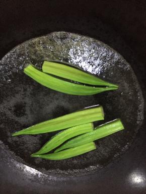 下滚水汆烫2分钟。