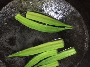 下滚水汆烫2分钟。