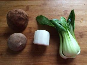 准备汤菜的食材。