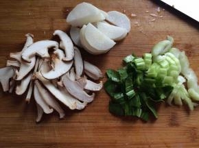 香菇、白萝卜切片，小油菜切段。