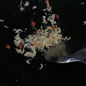 锅中剩的热油，加入蒜蓉，虾皮，辣椒米爆香。