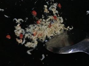 锅中剩的热油，加入蒜蓉，虾皮，辣椒米爆香。
