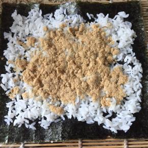 上面先铺上肉丝；