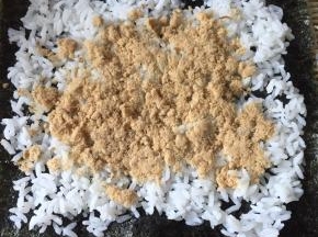 上面先铺上肉丝；