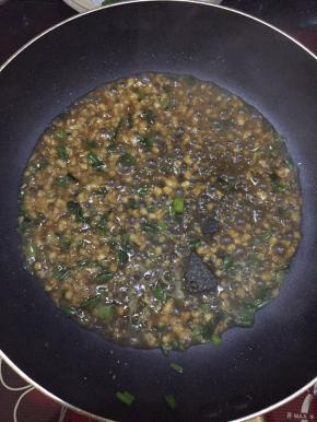 加入酱汁煮出香味。