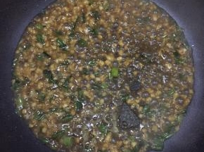 加入酱汁煮出香味。