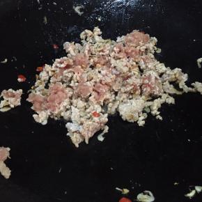 加入肉糜，炒至变色。