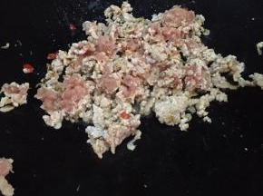 加入肉糜，炒至变色。
