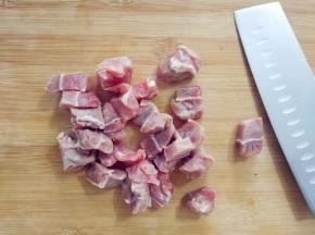 牛肉切成1.5厘米的小方块。