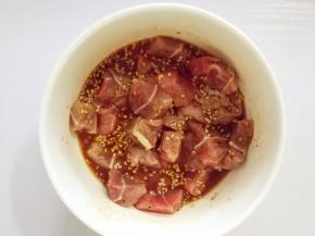 加入酱料，腌制20分钟。