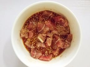 加入酱料，腌制20分钟。