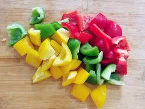 牛肉腌制期间来处理其它食材。三种颜色彩椒洗干净之后切成小块。