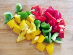 牛肉腌制期间来处理其它食材。三种颜色彩椒洗干净之后切成小块。