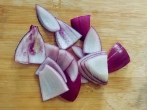 洋葱也一样切块。