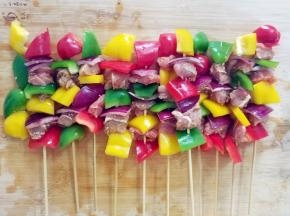 腌制好的牛肉和彩椒、洋葱按照自己喜好串成一串。