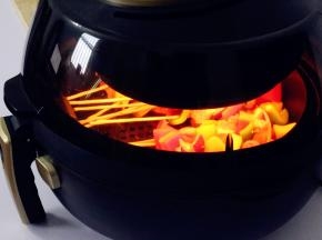 炸锅预热好之后，将炸篮放入空气炸锅中，盖上盖子，空气炸锅继续肉排模式。