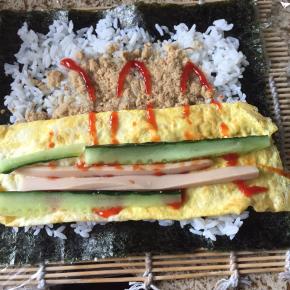 再放黄瓜、和香肠；