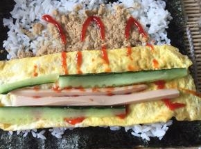 再放黄瓜、和香肠；