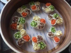 砂锅内水开，就放蒸笼，中火蒸10分钟左右。