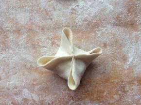 捏成四角形，将四个角撑开。