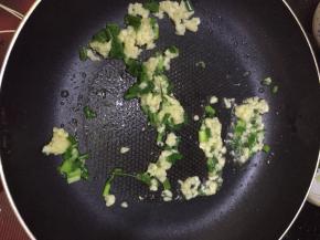 热锅，加入适量食用油，放入葱花，蒜蓉爆香。