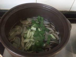 撒上油菜段和盐，略煮一两分钟关火。