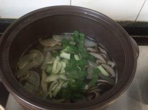 撒上油菜段和盐，略煮一两分钟关火。