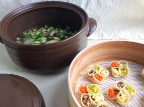 有吃的，有喝的，热热乎乎的一顿饭。