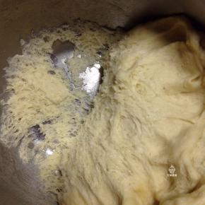 中种面团材料混合光滑后。冷藏发酵过夜12-17小时，发酵好的面团组织成蜂窝状态。