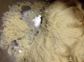 中种面团材料混合光滑后。冷藏发酵过夜12-17小时，发酵好的面团组织成蜂窝状态。