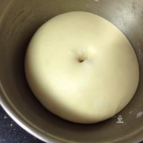 滚圆后发酵，手指沾干粉插入面团中央检查无凹陷回缩即可，盖保鲜膜发酵10分钟，冬天30分钟。看状态