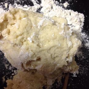 将主面团里的盐和黄油除外，其它混合揉匀。