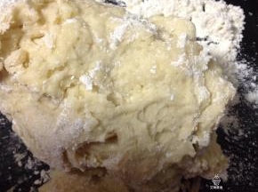 将主面团里的盐和黄油除外，其它混合揉匀。