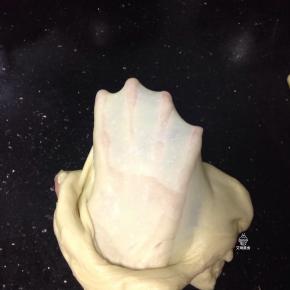 揉成有韧性的扩张阶段的膜，也可以用厨师机和面包机来揉面。按照自己的习惯。