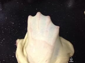 揉成有韧性的扩张阶段的膜，也可以用厨师机和面包机来揉面。按照自己的习惯。