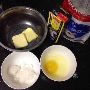 准备椰蓉馅，黄油提前软化，