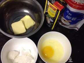 准备椰蓉馅，黄油提前软化，