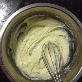 软换的黄油加入细糖手动打至蓬松。