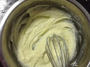 软换的黄油加入细糖手动打至蓬松。