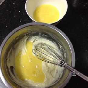 分次加入蛋液打匀。